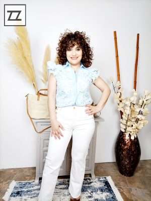 Camisa blanca bordada adela celeste